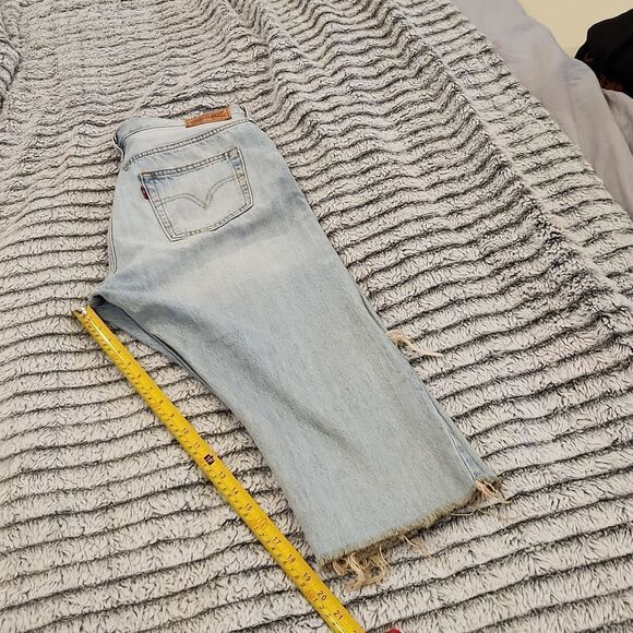 Light wash, button fly, seriously distressed, majorly cropped jeans size 29! - Picture 10 of 10